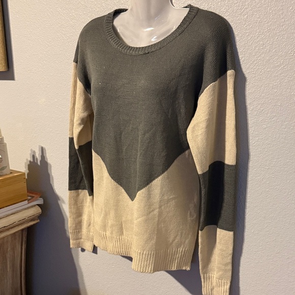 SHEIN Two-Tone Crew Neck Sweater in Gray and Cream - Picture 3 of 6